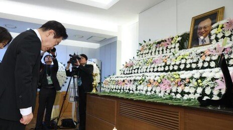 李, 이해찬 前총리 빈소 찾아 눈시울… 국민훈장 무궁화장 직접 들고가 추서
