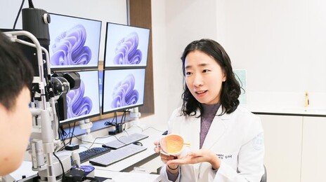 ‘스마트폰 세대’ 눈건강 적신호…“근시성 황반변성 늘어”