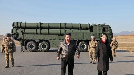 北 “대구경 방사포 무기체계 시험사격”…김정은, 주애와 함께 참관