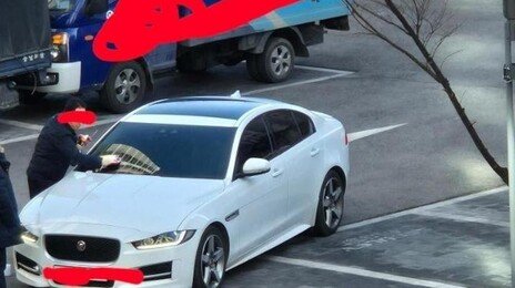 “내 차에 불법주차 스티커를”…차주 행패에 경비원이 한 행동