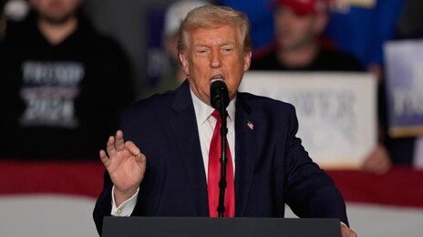 트럼프 “대규모 함대 이란으로 이동 중…베네수 때보다 더 큰 규모”