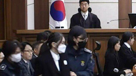 법원 “사치품 치장 급급” 김건희 질타… 샤넬백-그라프 목걸이 ‘유죄’