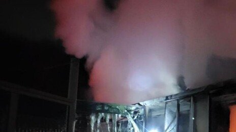 단독주택 화재에 아내 먼저 대피시킨 80대 남성 숨져