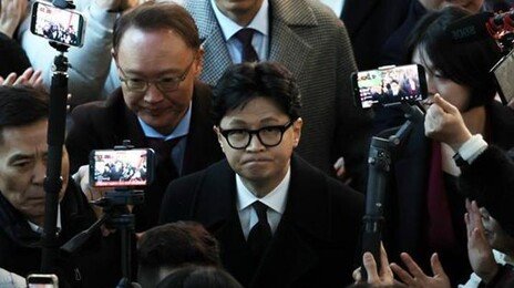 장동혁, 강성 지지층 결집 선택… 오세훈도 나서 “張 물러나라”