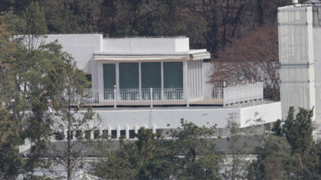 “尹관저 골프연습장, ‘초소’ 공사로 속여 불법 조성”