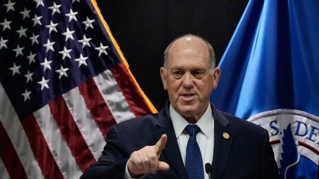 한발 물러선 ‘국경 차르’…ICE 과잉 단속 논란에 “완벽하지 않았다”