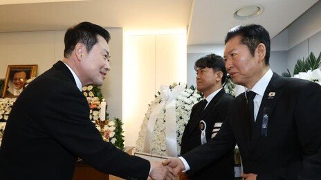 이해찬 빈소서 손 맞잡은 정청래-장동혁