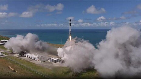 국내 첫 양산형 초소형 군집위성 검증기 발사·교신 성공
