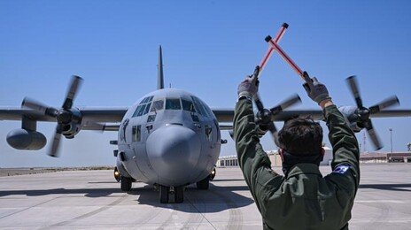 ‘사우디 방산 전시회’ 향하던 공군기, 엔진 이상에 日 비상착륙