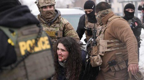 “이민 단속은 돈 된다”…美 이민 정책에 32조원 ‘떼돈’번 기업들