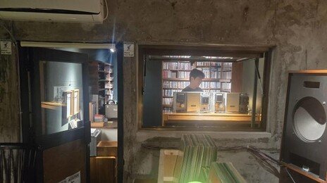 ‘AI 속도전’ 버거워…뜨개질-LP ‘느린 취미’서 위안 찾는 청춘들