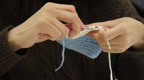 뜨개질 열풍에 싱잉볼 명상까지… ‘느린 취미’로 소확행 찾는다