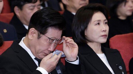 눈물 훔치는 李대통령…이해찬 전 총리 영결식 참석