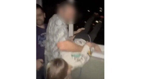 “놓지마!” 애원에도…4살 아이 7층 창문에 매단 술 취한 아버지