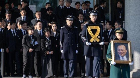 이해찬 영결식에 대통령 부부 참석… 李, 추모 영상 보며 눈물 훔치기도
