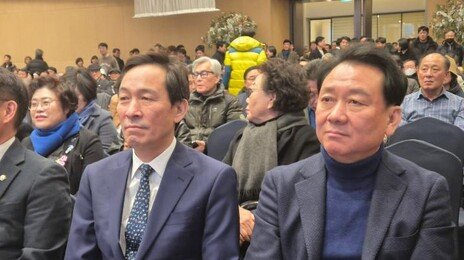 이광재 돌연 지선 불출마… 明心 실린 우상호 향해 “돕겠다”