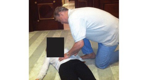 앤드루 前왕자, 누운 여성 신체에 손댄 사진… 英사회 발칵