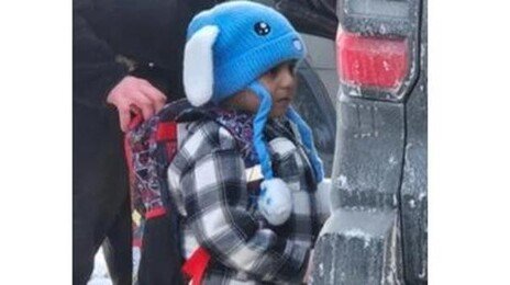 ICE에 구금됐던 5세 ‘파란 토끼 모자 소년’ 집으로…