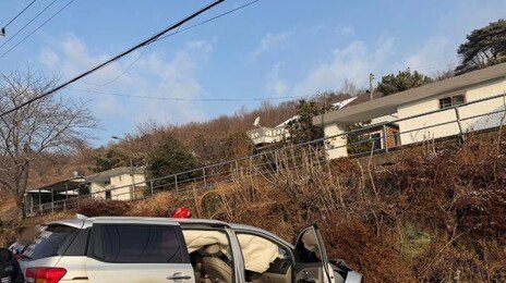 눈길에… 승합차 추락 1명 사망, 고속도 10중 추돌