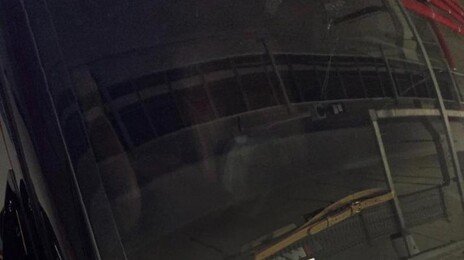 “스티커 붙이면 입구 막겠다” 아파트 불법주차 차주의 협박