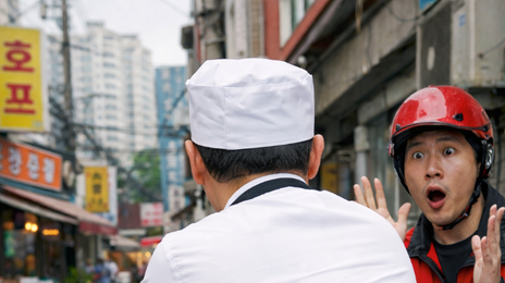 “쓰레기 꾹꾹 누른 손으로 음식 조리”…배달원이 본 충격장면