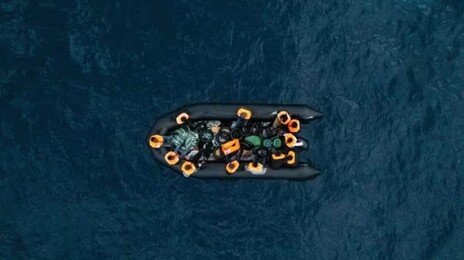 4시간 헤엄쳐 표류 가족 구한 13세 호주 소년…“초인적 용기”