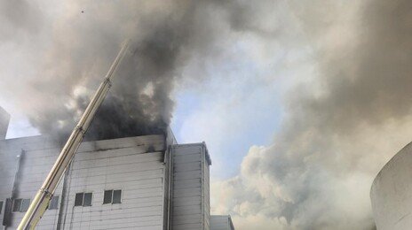 시흥 SPC삼립 시화공장서 불…대응 1단계 진화 중