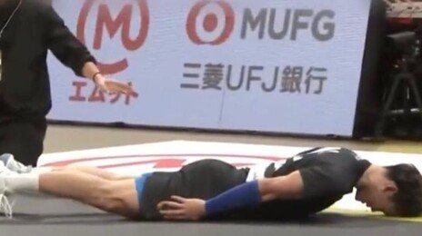 “마찰로 머리 탈까 걱정”…日배구선수 ‘납작 사과’ 화제