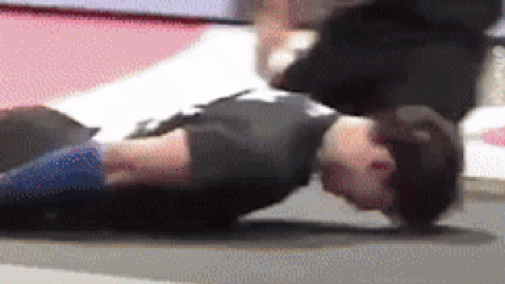 “마찰로 머리 탈까 걱정”…日배구선수 ‘납작 사과’ 화제