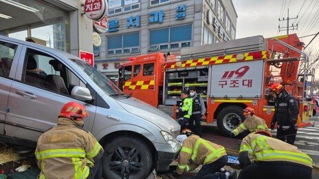 후진 차량 노점상 덮쳐…야채 팔던 70대 자매 사상