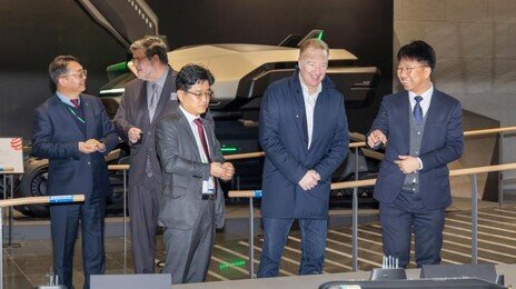 “여기가 잠수함 잘 한다던데”…캐나다 장관, HD현대 연구소 찾아