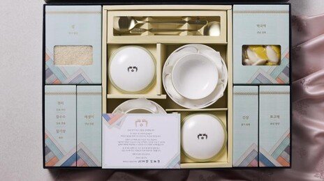 李대통령 설 선물은 집밥 재료-그릇 세트
