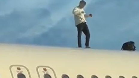 여객기 위로 올라가 춤추고 난동 부린 20대…항공편 2시간 지연