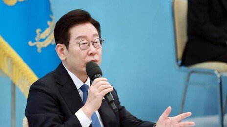 민주-조국당 합당, 반대 44%-찬성 29%…李지지율 2주만에 다시 60%대