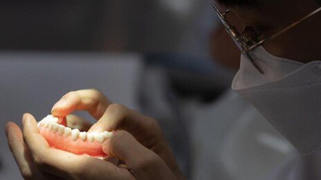 정강이 차고 “벽보고 서있어”…강남 유명 치과원장의 횡포