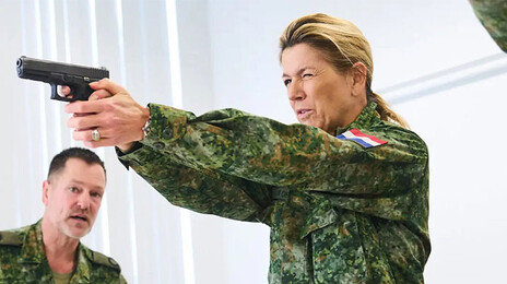 54세 네덜란드 왕비, 사격에 행군까지…군 입대 이유는
