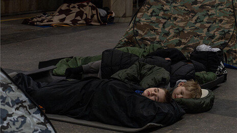 “전쟁 지친 우크라 국민들, ‘차라리 러에 넘길까’ 여론 늘어” NYT