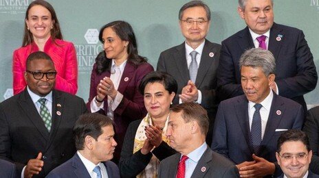 美, 韓 콕집어 “선도 역할” 동참 압박… ‘희토류 샌드위치’ 딜레마