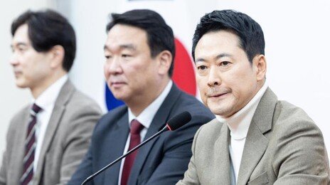 장동혁 ‘협박 정치’… “직 걸어라” 비판 막고, 당협위원장엔 교체 경고