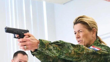 군복 입은 네덜란드 왕비 “안보는 공짜가 아니다”