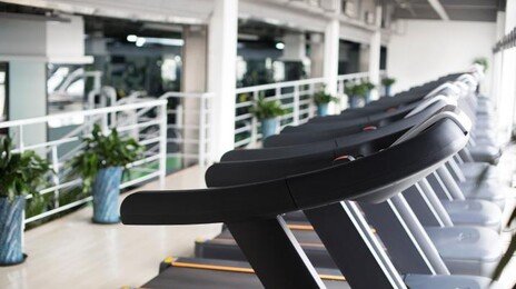 러닝머신 성급히 내려오다 골절…法 “헬스장도 절반 책임”