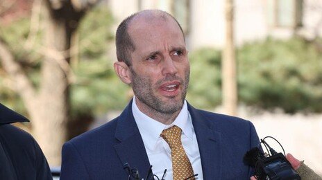 로저스 쿠팡 대표, 경찰 2차 출석 “수사에 적극 임할 것”