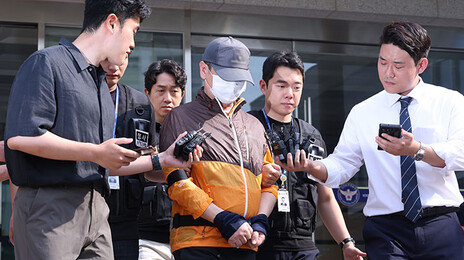 생일상 차려준 아들 ‘사제총기 살해’ 60대 무기징역