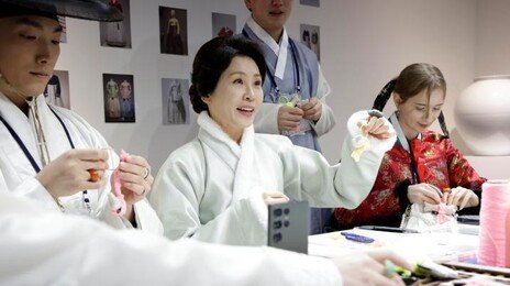 연두색 저고리 입고 등장한 김혜경 여사…“예쁘시다”