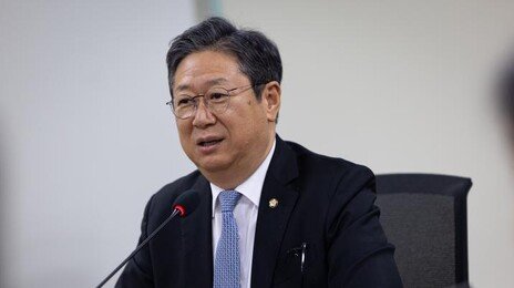 與 전략공천관리위원장… ‘친문’ 발탁 놓고도 충돌