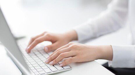 “타이핑 소리 듣기 싫어”…동료 키보드에 접착제 뿌린 30대 송치