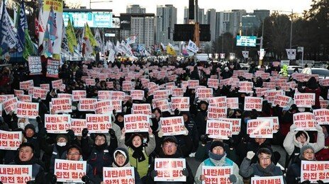 빤히 쳐다보는 청년들 vs 피켓 드는 어른들…불만 표현도 다르게