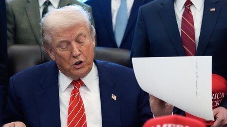 트럼프, 핵협상 재개날 “이란 거래국가 추가관세” 행정명령