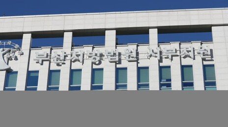 7개월 아기 젖병 물려놓고 술 마시러 나가 숨지게 한 엄마 ‘집유’…왜?