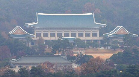 靑 “대북 인도 지원 일관되게 이뤄져야…北 화답하길 기대”